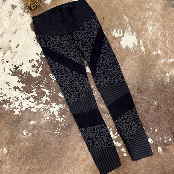 Good American Active Leopard Seamless 7/8 Leggings Black/Gray Size Small - Picture 2 of 7
